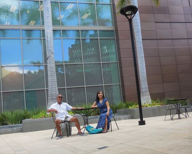 路上のカフェテーブルで一休み。<br />その場所は、もうすでにカカアコタウンです。