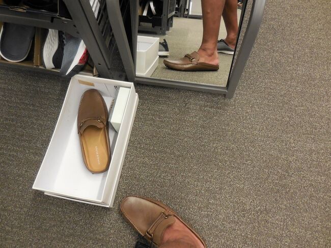 ローファーみたいで、サンダルなのです。<br />安いから、ビーチで履いていても勿体なくは無い感じ...。