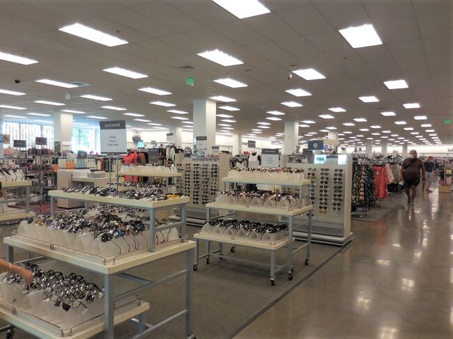 衣料品やシューズや雑貨など、全ての商品はアウトレットのディスカウント価格。