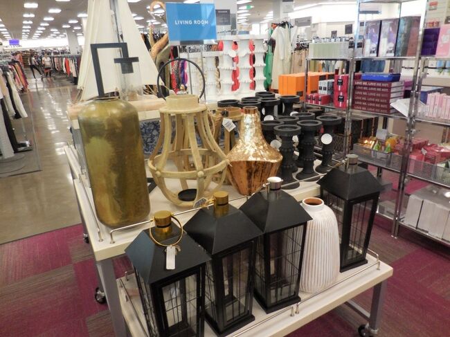 アメリカのインテリア雑貨も、欲しいと思う商品がいっぱい見つかるのですが、大きいのは持って帰られませんからねぇ。