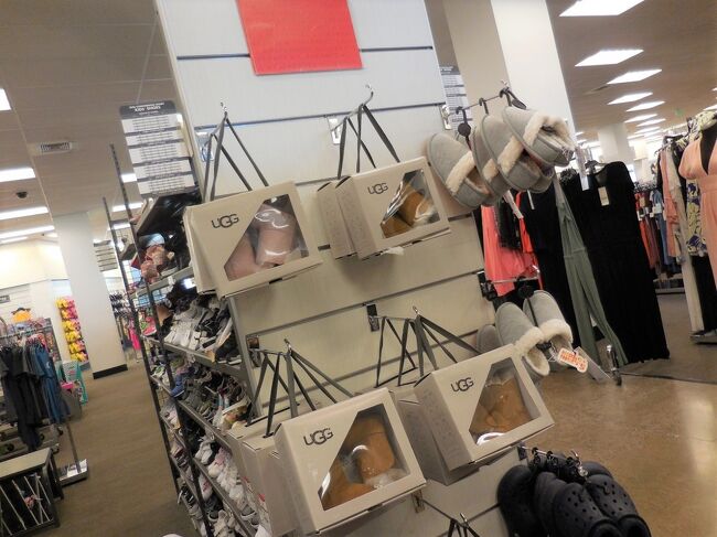 ノードストロームは、元々がシューズの大量販売店だったらしいですね。<br />お高いのがお決まりのUGGも、ラックの店に来ればアウトレットの割り引き値段。
