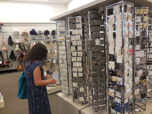 お高い一品物も良いけれど、買うのが楽しい安物品は、数多く持てるから幸せです。