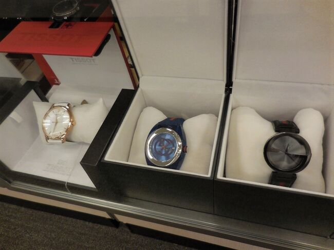 けっして偽物ではないですよ。　でも、アメリカの定価の半額です。