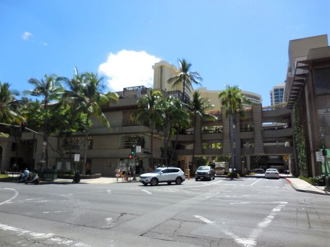 ヒルトン村から、歩いてワイキキタウンへ来ました。