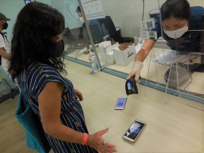 検査の予約をスマホの画面で四次元バーコード表示させ、それをバーコードリーダーで読み取ります。<br />こういった、今の時代では当たり前の措置が、日本の帰国検査では行われないというのが不思議ですよ。日本では、四次元バーコードを人が目で見て納得するという、特殊な方式をとっています。どう考えても、茶番ですよ。