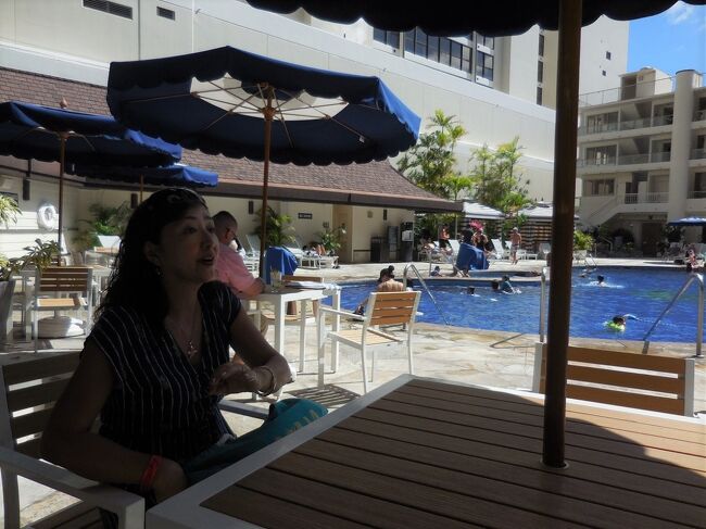 思いついて、アウトトリガーリーフのプールサイドカフェに立ち寄り一休み。