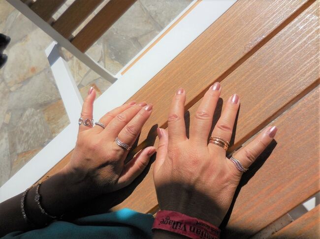 カカアコショッピングで買った、プチジュエリーを眺めて楽しみます。<br />安物でも、ハワイのお日様に照らされると輝きは美しいですよ。<br />こういうのは、毎日取り換えていろいろ使うのがハッピー気分。大切なリングは、私が贈った一品物が有れば良いのです。