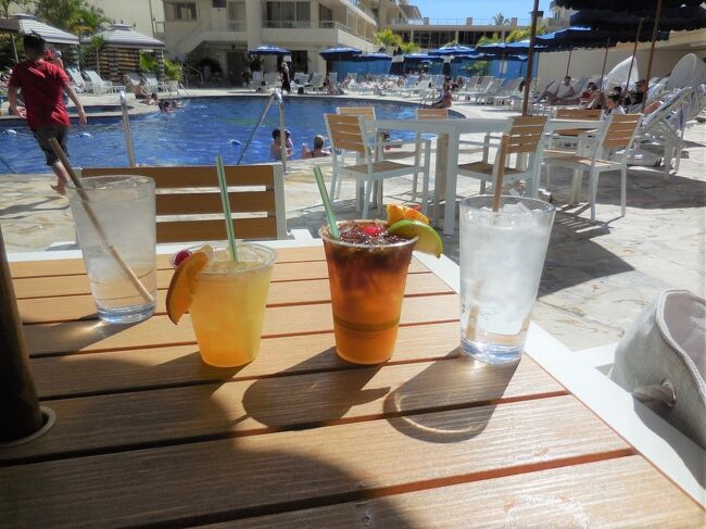 昼からカクテルが、ハワイの陽光に輝いて綺麗ですねぇ。