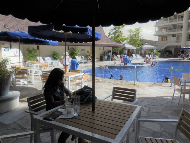 ところが、お会計のチェックを見たらビックリげっそり...。<br />何と、カクテル２杯で?40ドル＋Tax＋チップだってさ。<br />まさか、老舗のアウトリガーリーフでボッタくりもないだろうに、ハワイだもんなぁ...。<br />そりゃ、まぁ、カクテル１杯が10ドル以上にはなるでしょうけどね。<br />この頃は、１ドルがまだ113円程度だったから、今よりはまだマシでしたが...。