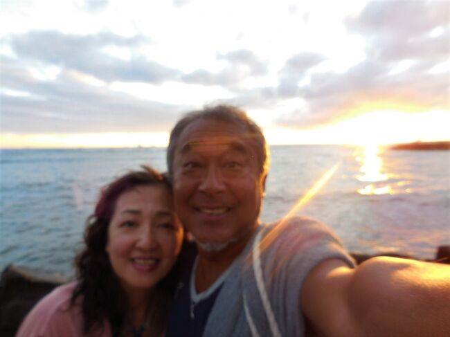 自撮りの２ショットで、ブレブレの夕陽とラ・ブラブラのカップル。