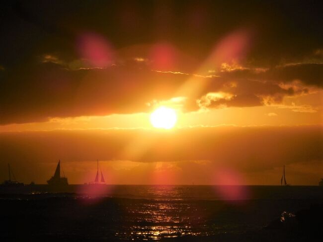 水平線へ沈みゆく太陽の、最後の雄叫びが光り輝いています。