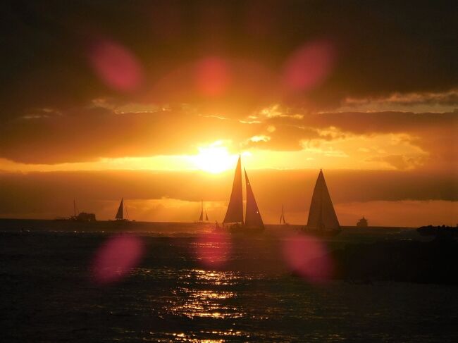 夕陽と重なる帆船は、光を帆に向けて進んでいるのでしょうか。<br /><br />