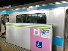 今回の旅行とは全く関係ないんだけど（別の日です）
京浜東北線浜松町駅のナントカ工事？の影響で、京浜東北線が山手線の線路を走ってました　黄緑ホームドアに水色電車