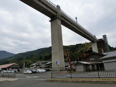 【餘部鉄橋】に到着。
JR山陰本線鎧駅と餘部駅の間にかかる旧餘部鉄橋は、高さ41.5m、長さ310.7mの鉄橋で、鋼材をやぐら状に組み上げた橋脚が特徴で、この種の鉄橋では日本一の規模を誇っていました。
