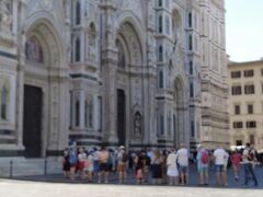 サンタ・マリア・デル・フィオーレ大聖堂に着きました。9時半頃でこの人数が並んでいます。オープンは10：15です。