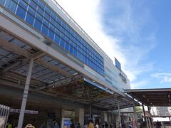東海道本線で熱海駅に13時半頃到着。駅前は温泉宿の送迎バスとお客さんで賑わっていました。