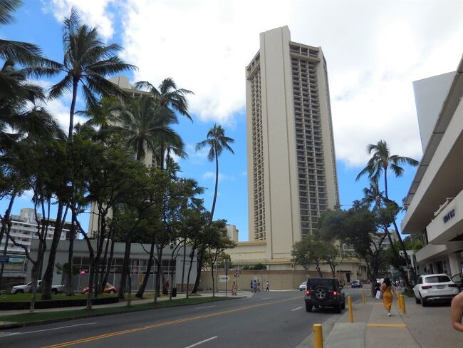 陰性証明書を受け取って一安心。引き続き、ワイキキタウン散歩を楽しみます。<br />旧キングスビレッジ跡地に来ました。高層ビルのツインタワーが見えていますね。その手前の、フェンスで囲まれた区域がヒルトンの新タイムシェアコンドミニアム建設予定地です。<br />今は工事が中断状態ですが、それはどうやら、コロナの影響で工事業社の経営が再開されていないというのが理由のようでです。<br />いずれにしても、マリオットの様に架空の話ではなく、オープンは遅れるとしても実際に建設が施工されているのですから信頼できますね。