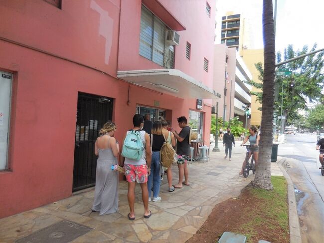 おっと！　こちらは行列の出来る店ですか。。。