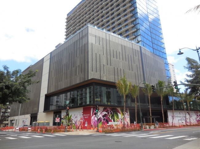 こちらは、クヒオ通りの旧ホテル・ロイヤルクヒオです。<br />以前のビルは完全に取り壊され、新しいビルが着々と出来上がっています。ロイヤルクヒオの名前を継承するのか、それとも新しい名称になるのかは分かりませんが、とにかくオープンは間もなくでしょう。