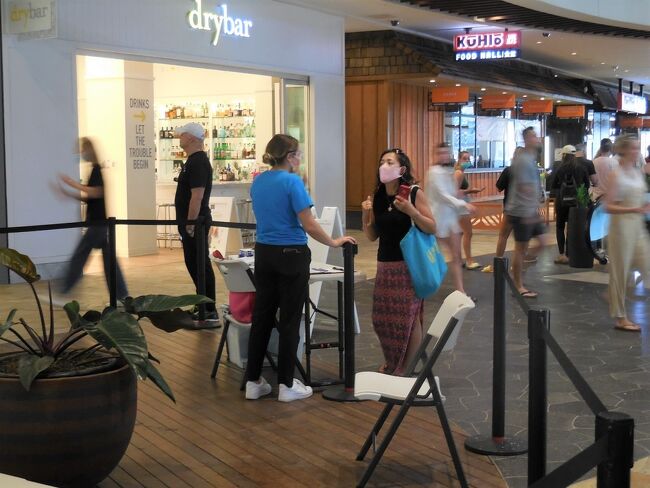 もちろんそれは、日本からの観光客にも適用されます。ワクチン接種の条件は、前の接種から１ヵ月以上を経ている事だけで、接種するワクチンの種類も、本人の希望で選ぶ事が出来るのです。<br />但し、日本への帰国前に義務付けられているPCR検査に限っては、日本政府が指定する書式による陰性証明書の発行が必要ですから、それに関しては別の検査所で有料の扱いとなるのです。<br />つまりは、検査にお金がかかるのは、アメリカの制度とは無関係で、日本政府の対応によるものなのです。