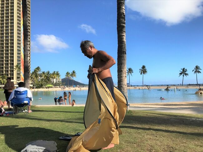 まずはサンシェードテントを組み立てます。<br />これは、奥様のための拠点作り。