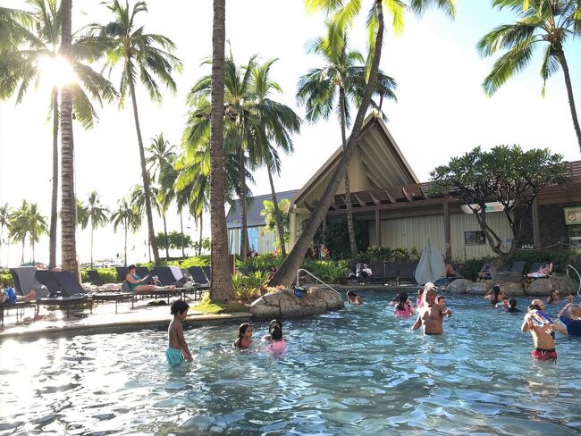 日中のビーチ昼寝で火照った体を、プールに入って冷やします。