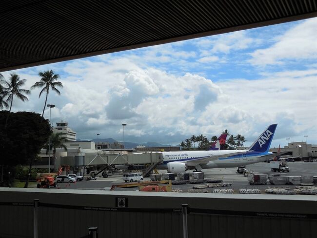 ホノルル空港の空には雲多しのお天気です。