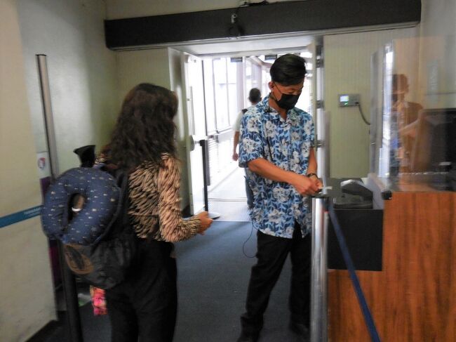 四次元バーコードスキャナーで、簡単にチェックイン。