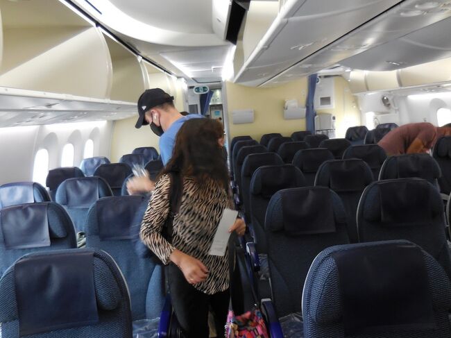 機内の座席には、空席が目立ちます。<br />こういうパターンばかりを見ていると、世界中で旅行が制限されているのかと勘違いしそうですが、それは全く違います。旅行者が少ないのは、日本から往復の渡航便だけですからね。<br />欧米はすでにアフターコロナで、コロナウイルス感染に対する考え方は一新されており、治療薬などの対応も十分なのです。旅行レジャーの現状は大盛況ですよ。<br />旧態依然として無意味な対策に無駄金を費やし、前に進めないのが日本の政府です。それは、私たちなら体験的に知っている事なのでした。