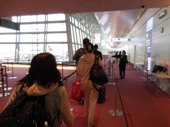 指定の順路に従って、長い長い長～い通路を歩かされます。