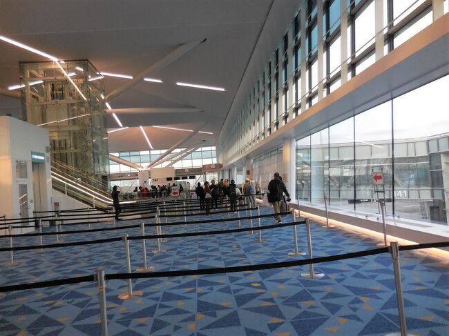 この時は、昨年末の帰国時よりは人が少なかったものの、待遇的には昨年末同様に、まるで感染者扱いですよ。