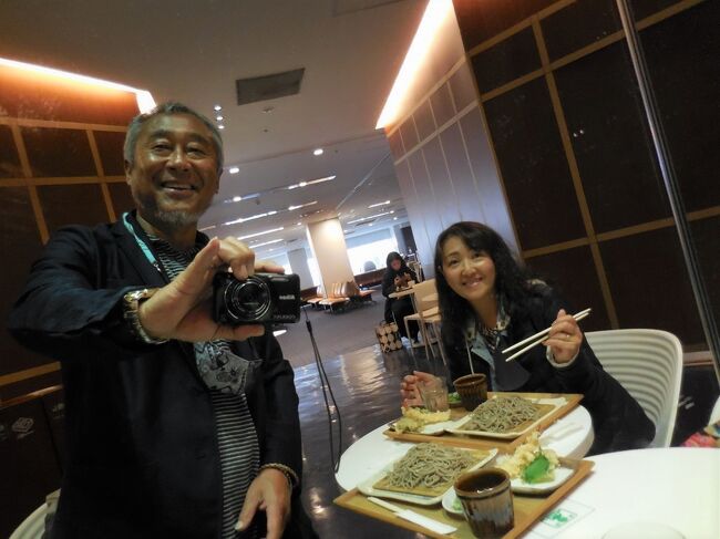 一夜明けた次の日は、郷土に向けた出発前の羽田空港にて、天ぷら盛り合わせと盛り蕎麦のセットが遅い朝食となりました。