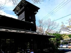 黒川温泉観光旅館協同組合 風の舎という建物。杉の木を炭で焼いて壁に使われたような建物で、火の見櫓があるのがとても特徴的な建物。黒川温泉の高い場所にあるのでおそらく昔はよく見渡せたのかもしれない。館内ではお土産も販売されている。