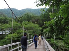 【鶴沼川】

村はこの川に沿ってありました
こんな岩瀬湯元温泉で一泊します

そして今までに経験したことがないほど　
おなかが満腹になるご馳走をいただきましたが
それは次の旅行記で