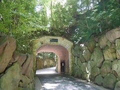 そしてシャトルバスにて大山崎山荘へ。
入り口がトンネルなのが、下界と空気が違う感じがして、いいですねえ。もうここは、天王山の中腹です。