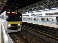 まずは総武線に乗りましょう。隣には東京メトロ東西線が停車していますが、2022年元日の東西線は終夜運転を実施しませんでした。