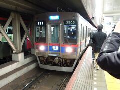 押上駅に着くと、向かい側にはなんと京成の3500形4両編成が停車しています。