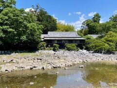 景色はなかなか良いねぇ。
池の水が少ないのはいつもの事らしい。