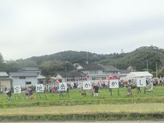 宮地岳かかしの里を通り過ぎ、目的地を目指します。