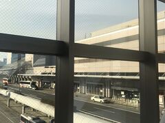 早朝の羽田空港へ到着しました。
我が家がどこかにマイルで当選していた熊本便は、夕方発だったのですが、当日空きがあれば、前の便に前倒し出来るので、出来るだけ早い便に振り替えたくて朝早くにやって来ました。