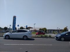 道路の反対側は道の駅しょうなん

リニューアルしてからはまだ行ったことはないのですが、たまたまＧＷ中に夕方のニュースの中で取り上げられていました。
若い店長さんで、ＧＷ中、人気の野菜が品切れになりそうになり、慌てて農家さんに電話をかけまくって何とか追加で品出しをすることができたという場面でした。
あの車の多さを見ていたので、やはりね～という感じ。
