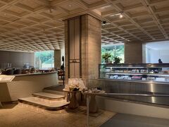 お部屋でしばしのんびりして、11:30。
気になっていた一階のティーサロンピカケへお茶しに向かいました。