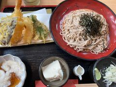 近所の蕎麦屋さん。大人気店らしい。並んでました。御岩神社からすぐ歩いて行けます。