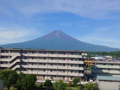 おはようございます
07:00過ぎに　起床します
富士吉田市　ホテル芙蓉閣の5階です
昨日ここに着いたのが　22:30過ぎだったので
景色は見えませんでした

起きてカーテンを開けたら　思わず声が出ました
富士山近っ!
去年同じ時期に　この辺に来てますが
梅雨の悪天候で　富士山は一切見えませんでした