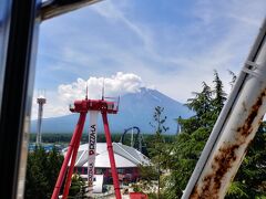 いいですね　富士山と遊具
でもあれも　今日は休止です