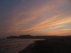宿の近くの由比ヶ浜で夕焼け観賞（この季節、海への日の入りは見えない）。