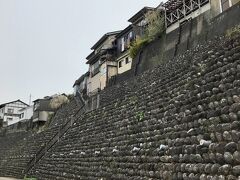 八尾は、飛騨の山々から流れる多くの川が集まるため昔から川の氾濫に悩まされていた地域で、水害から逃れようと江戸時代に高台に町を開いたのが石垣の起源だそうです。

