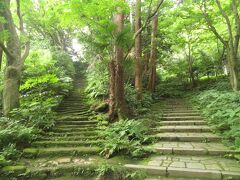 瑞泉寺へ。拝観料は200円。本堂へ向かう2つの石段。上りは左の苔の石段、下りは右の石段を利用。