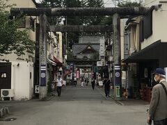 櫻山神社に向かう参道には、じゃじゃ麺の名店「白龍（パイロン）本店」さんがあった！

創業約60年で、初代高階貫勝（たかしな　かんしょう）さんが戦前旧満州で食べてきた炸醤麺をもとに、盛岡に引き揚げてから盛岡の人に味を合わせるようにアレンジしたものが「じゃじゃ麺」のはじまり。
味噌をベースにひき肉、胡麻、椎茸 その他十数種類の材料を混ぜ込んで炒め寝かせた秘伝の味噌ともちもちとした食感の平打ち麺が特徴。

平日のお昼過ぎやったんで、並んでる人はいなかったけど、けっこう混んでるようです！