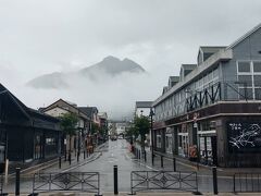 振り返ると、雲の隙間から由布岳の山頂が顔をのぞかせていました。